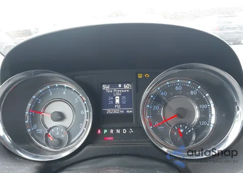 2011 Chrysler Town & Country Touring-L z USA, uszkodzony, nr VIN 2A4RR8DG8BR746217